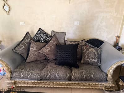 طقم انترية بحالة جيدة كنبة و ٢ كرسى