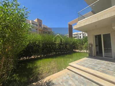 Ground floor apartment for rent in Garden Mountain View, iCity October. Two bedrooms, two bathrooms, kitchen, and air conditioning.