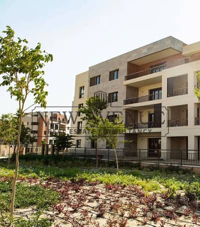 شقه كورنر دور متكرر للبيع فى كمبوند ديستركت ٥ District 5 مرحله بلاتو بحرى ڤيو يطل على حديقه مباشره استلام فورى