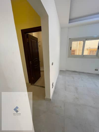 Apartment for rent in South Academy, New Cairo, area 140 square meters, second floor, balcony, front view and distinguished view of Al Patio Mall and North 90, 4 rooms and 3 bathrooms