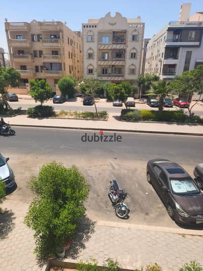  شقة للبيع في مدينة الشروق   المنطقة الخامسة – طريق الحرية، أمام كمبوند حسن علام.   المساحة: 196 متر  الدور: الأول  التشطيب: سوبر لوكس  عد