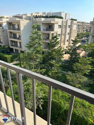 شقه للايجار بكمبوند فيفث سكوير المراسم  بالمطبخ والتكييفات.