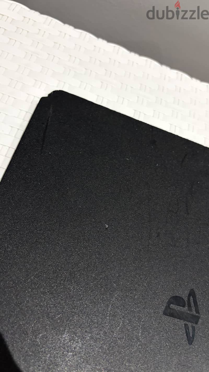 PlayStation 4 Slim 1