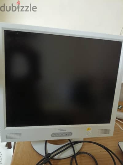 شاشه fujitsu siemens 75 هرتز معاها كابل الباور و كابل ال vga