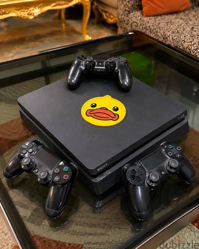 للبيع ps4 slim 1TB معاه 3 درعات اصليين