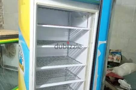 فريزر استراد ايطالي راسي 7 رف بشحنة بلاده بحالة فوق الممتازه