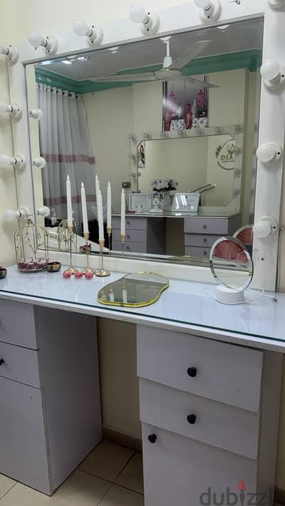 مراية وتسريحة للبيع