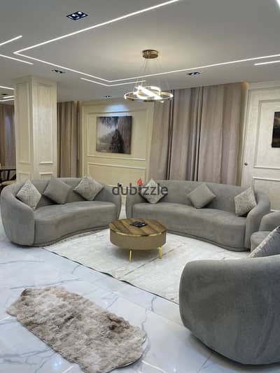 شقة مفروشة اول سكن فندقيه عماره حديثه مبانى 2025 للايجار الشهري مدينه نصر بين عباس ومكرم قريبه من جميع الخدمات و المولات الكافيهات والمطاعم والمستشفيات مكان سياحي  3غرفه  2حمام  ريسبشن واسع  مكيفه بالكامل  واي فاي فائق السرعه  انتركم خاص بالشقه  عماره شيك