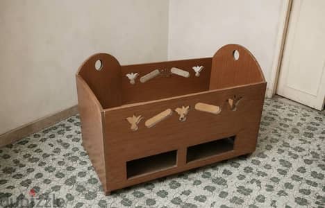 سرير اطفال للبيع معاه ٢ درج ومرتبه