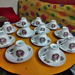 طقم شاي صيني روميو وجوليت غير مستخدم خارج نيش مكون من 12فنجان شاي ب12ط