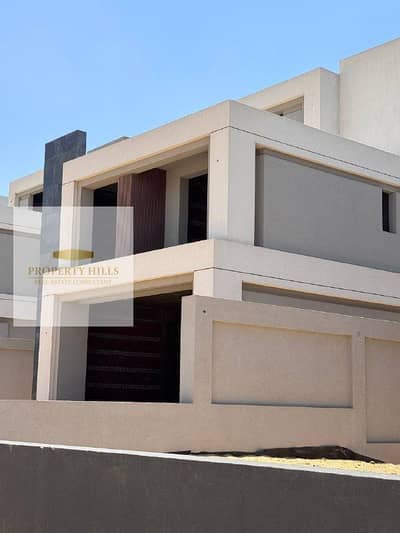 فيلا للبيع في كمبوند الباتيو تاون في لوكيشن حيوي بجوار الجامعه الامريكيه في اميز فيو في الكمبوند دايركت علي وتر فيتشرز