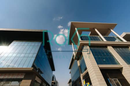 مكتب للبيع في جولدن جيت بعائد فوري علي التسعين الجنوبي امام الجامعه الامريكيه بفيو بلازا مميز  مساحه مميزه جدا بافضل تقسيمه داخليه  عائد اول سنه 3.2م