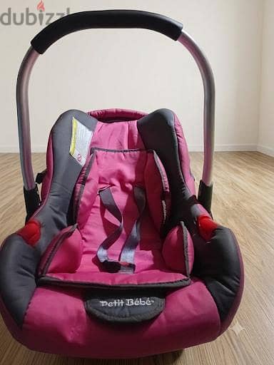car seat petit bébé بحاله ممتازة  استخدام  ٣ اسبيع