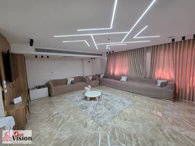 شقة للبيع بكمباوند ريجنسي بزايد بموقع مميز على بعد شارع من النادي الاهلي  مساحتها 220 متر دور اول متشطبة هاي لوكس  تكييف مركزي للشقة بالكامل  مفروشة ب