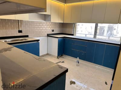  **شقة للإيجار في القاهرة الجديدة – التجمع الأول | تاج سيتي – Lake Park**   **المساحة:** 185 م²  **الدور:** الثاني – أسانسير