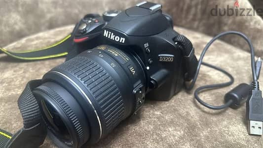كاميرا نيكون D3200 + عدسة 18-55  ممتازة شبه جديدة