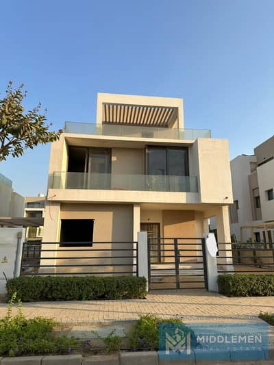 standalone 400m fully finished with central AC Prime location Direct in landscape , Waterfeatures and club house fifth square almarasem new cairo