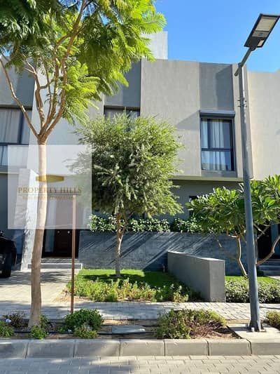 فيلا Vip للبيع بالسعر القديم مساحتها 202 متر + جاردن فى مدينة الشروق بجوار الجامعة البريطانية و المركز الطبي