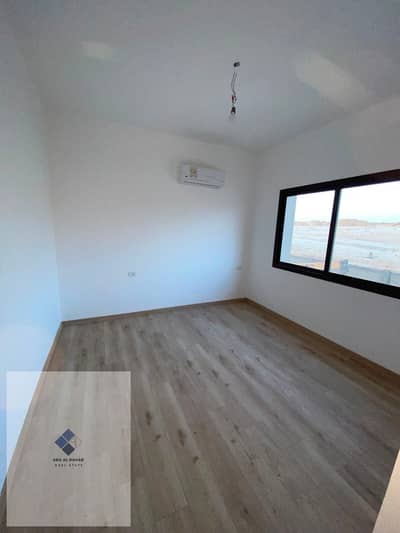 Apartment for rent in Fifth Square Compound, New Cairo. First occupancy, 150 sqm, second floor, 3 bedrooms, 3 bathrooms, new electric meter, and a new unit that has never been lived in before, in a prime location.
