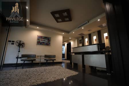 Store for rent on Zahra Al-Maadi Street, 120m net, elevated ground floor, corner, panoramic view, 5 kiosks, and commercial license