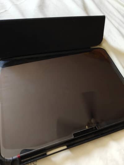 ipad pro m4 in perfect conditions with no scratches at all 100% b