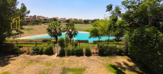 Villa for rent in Madinaty Model W with a view of the golf course and lakes, kitchen, air conditioning, and curtains