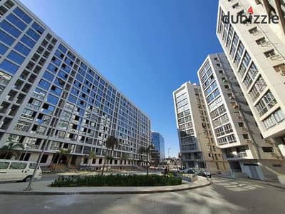 شقه للبيع فى كمباوند وان قطاميه 155 متر نصف تشطيب بجراج فيو مفتوح على الأبراج الإدارية و تقسيمه داخليه ممتازه
