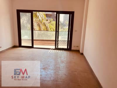 For rent in Madinaty, a brand new 100-square-meter apartment in Privado, the most prestigious and newest phase of Madinaty.  Featuring super deluxe fi