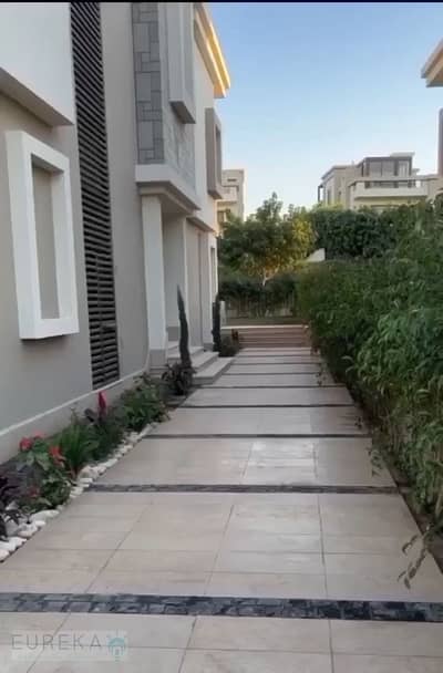 للإيجار فيلا مستقلة مميزة في كايرو فستيفال سيتي – أوريانا 3، 368م مباني على أرض 490م، 5 غرف ماستر و7 حمامات. موقع راقٍ وفرصة نادرة.