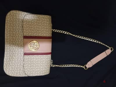 شنطة كتف Guess شيك جداً بسلسلة ذهبي
