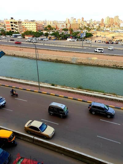 شقة للأيجار مساحتها مائة وعشرون متر ثلاث غرف على ناصية وعلى المحور