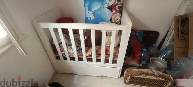 سرير أطفال خشبي أبيض بحالة ممتازة مع درج تخزين سفلي خشب متين  عمولة