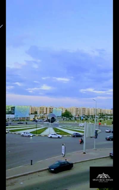 شقة 180م للبيع بالحي الثامن الشيخ زايد - واجهة بحري وفيو استثنائي على شارع الأمل وامام مول ذا جيت مباشرة - تشطيب ألترا سوبر لوكس - 3 غرف و2 حمام - 8M