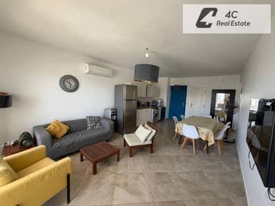 باقل سعر للبيع بنتهاوس تشطيب كامل بالفرش و التكييفات Sea View & Pool View في ماونتن فيو راس الحكمه الساحل الشمالي بتقسيمه مميزة جاهز للمعاينه و السكن