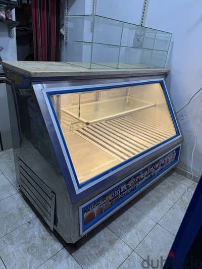 ثلاجة عرض جبنات