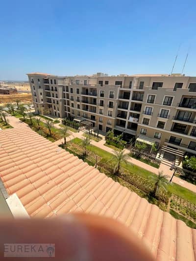 بأميز لوكشن في Vilage west للبيع  penthouse 243m ستلام فوري متشطب