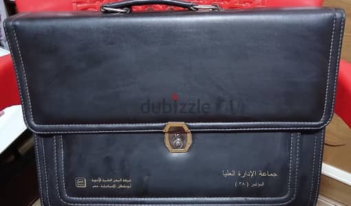 شنطة جلد طبيعي معاها مفتاح بحالة ممتازة وكبيرة