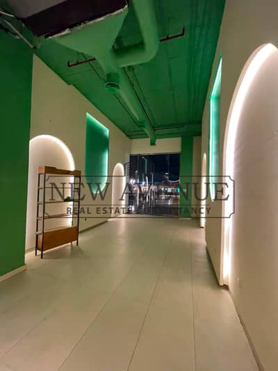 محل تشطيب كامل  استلام فوري بمساحة 85 متر بمنطقة عالية الكثافة يناسب جميع الانشطه في Three Towers Mall