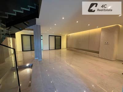 Fully finished townhouse, ready to move in, in Hyde Park, Fifth Settlement, with the lowest price. Available for viewing. Open view, greenery.