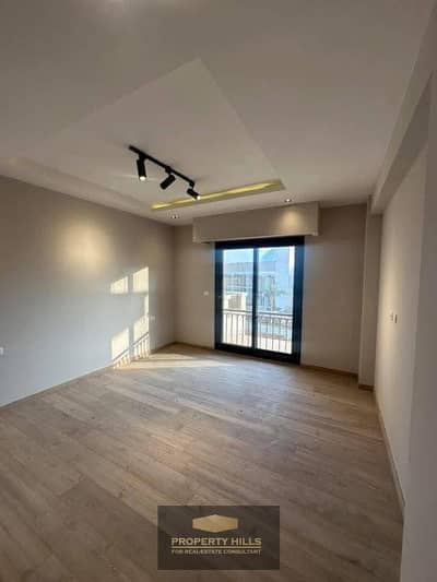 شقة 123م في Village West | غرفتين | تشطيب كامل بالتكييفات