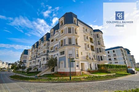 Half price penthouse resale, 166 sq m, 80 sq m roof, immediate occupancy, or pay only the down payment and the rest in installments, in the best locat