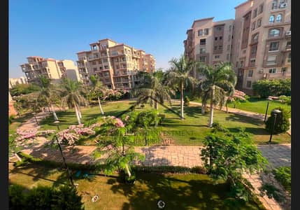 Ultra Super Lux finishes for sale, for lovers of distinctive views with the most beautiful outlook on a garden. Immediate receipt 211 meters, B2, prime location. Sale includes the kitchen fully paid.