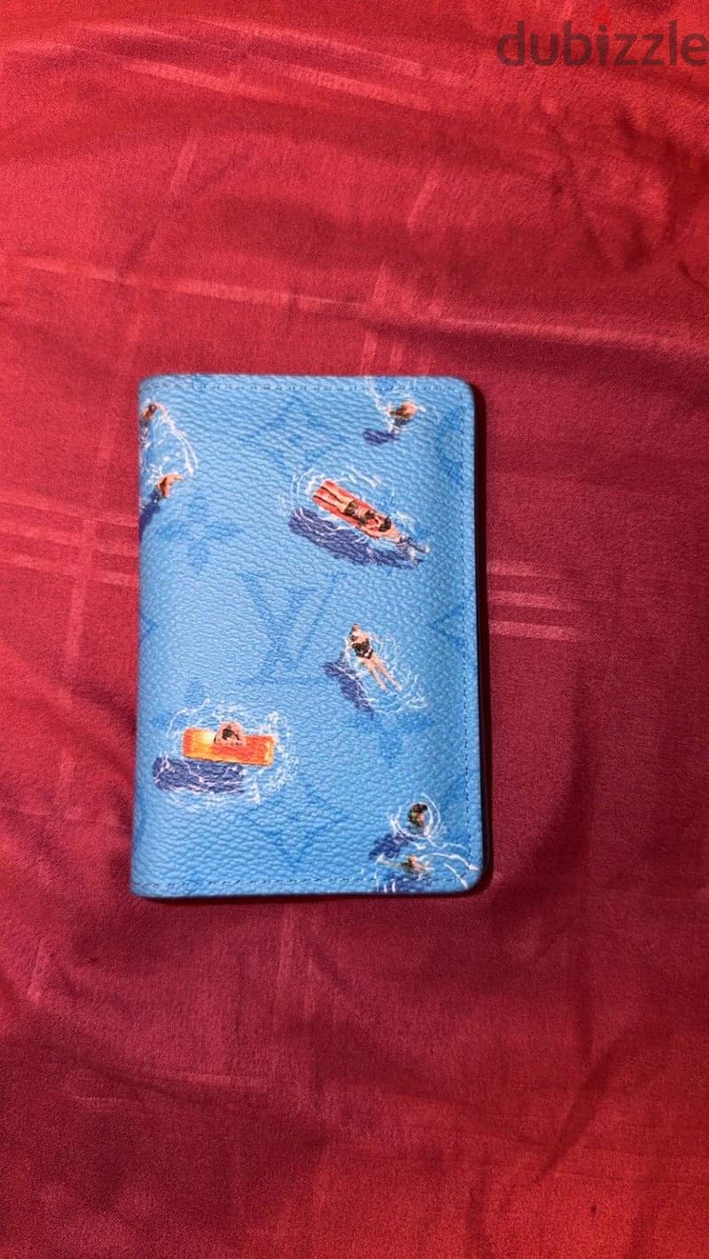Lv. card holder 2