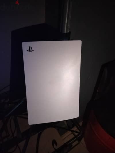 للبيع بليستيشن 5 (PS5) بحالة ممتازة كالجديد مع يد أصلية وفلاشة ألعاب