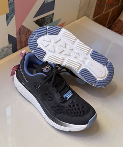 كوتشي Skechers اوريجينال  مقاس 37 جديد بالتكت