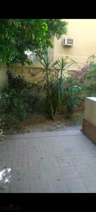 ارضي مدخل خاص للعربيات ايجار سكنى أو إدارى بدون يافته موقع مميز