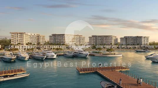 شاليه فاخردايركت علي المارينا غرفتين  للبيع في مدن راس الحكمه - الساحل الشمالي | تشطيب كامل | بالتكيفات | سي فيو - بحري - بالمطبخ - موقع مميز