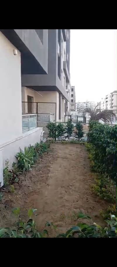 Apartment for rent in the Cairo University Compound; features a garden, is very close to the gate, and boasts a prime location and a wonderful view.
