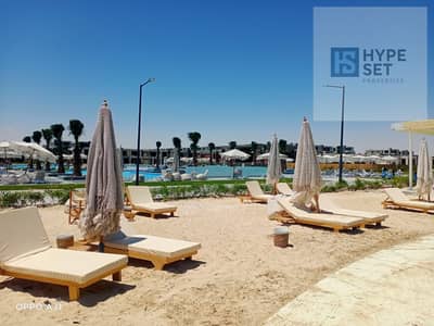 شاليه  متشطب بالكامل  و فيو مفتوع باطلاله مميزه علي البحر في لافيستا راس الحكمه بمقدم 5% و تقسيط علي اطول فترة سداد