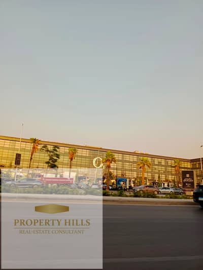 Ground floor shop for sale in Fifth Settlement on the American University axis, with installments over 7 years.